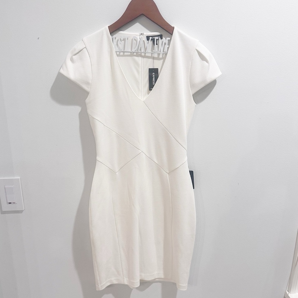 NWT Express fitted v-neck white mini-dress XS
